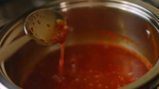 Hervir los ingredientes de la salsa de chile. Salsa de chile casera. Vídeo 4k — Vídeos de Stock