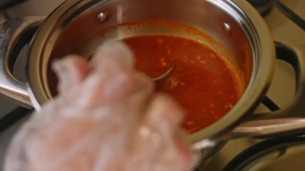 Faire bouillir les ingrédients de la sauce chili. Sauce chili maison. Vidéo 4k — Video