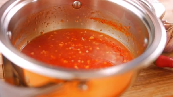 Chili salsa recién cocida al vapor. Salsa de chile casera. Vídeo 4k — Vídeos de Stock