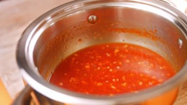 Chili taze pişmiş sos. Ev yapımı acı biber sosu. 4k video