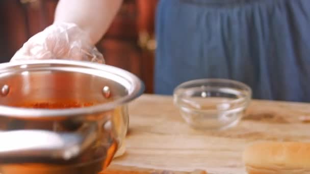 Biber sosu için malzemeleri pişiriyorum. Ev yapımı acı biber sosu. 4k video — Stok video