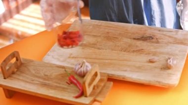 Biber sosu için malzemeleri pişiriyorum. Ev yapımı acı biber sosu. 4k video