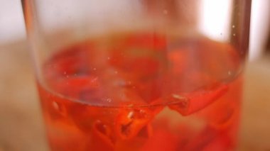 Biber sosu ile blendırın malzemelerini karıştır. Ev yapımı acı biber sosu. 4k video