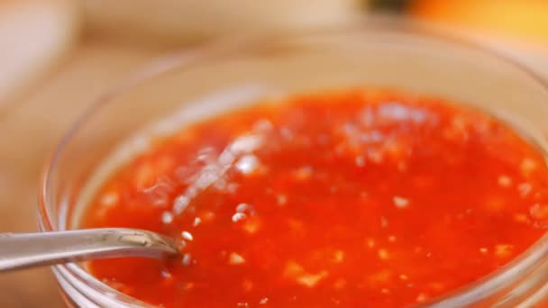 Cucino gli ingredienti per la salsa al peperoncino. Salsa al peperoncino fatta in casa. 4k video — Video Stock