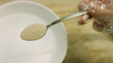 Su kasesine bir kaşık maya koydum.
