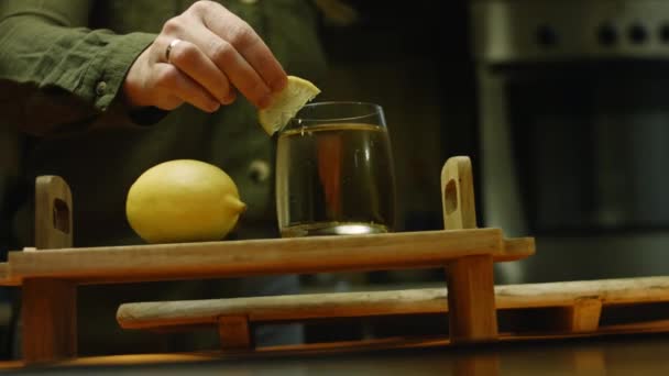 Я кладу скибочки лимона на склянку соку — стокове відео