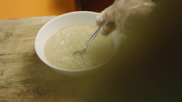 用勺子在水中搅拌酵母 — 图库视频影像