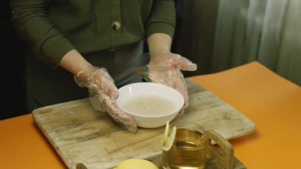 Mélanger la levure dans l'eau avec une cuillère — Video