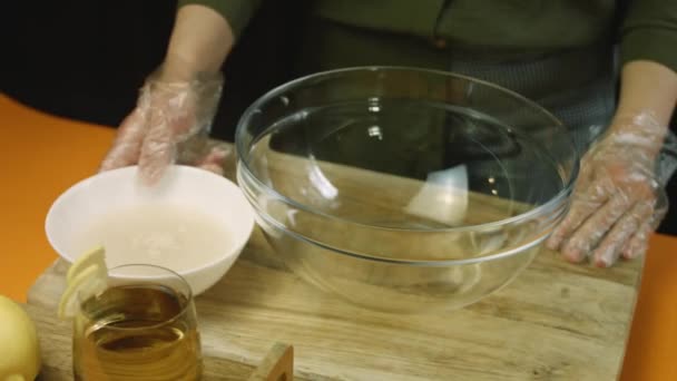 Wlać wodę z drożdży do przezroczystej miski — Wideo stockowe