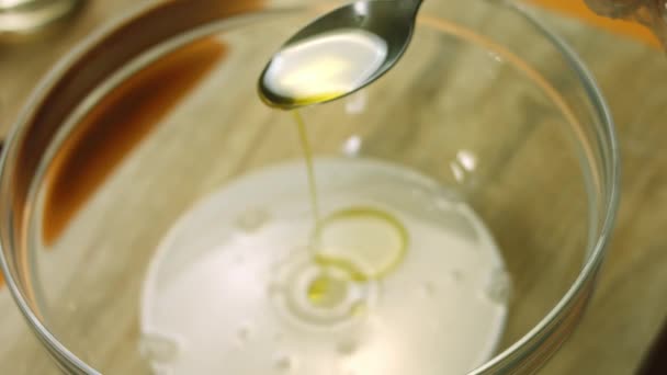 Nałożyłem łyżkę oleju na składniki ciasta. — Wideo stockowe