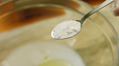 Hamur malzemelerine bir kaşık tuz koydum.