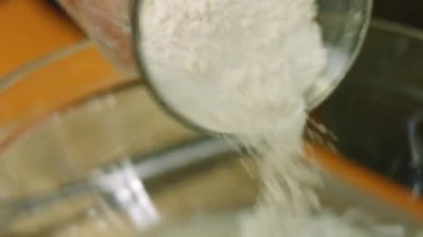 Hamur malzemelerinin üzerine bir bardak un koydum.