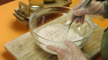 Hamur için malzemeleri karıştır.