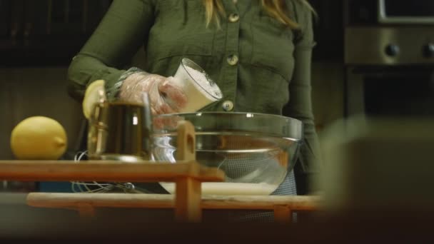 Aku menempatkan secangkir tepung pada bahan adonan — Stok Video