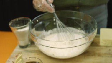 Hamur için malzemeleri karıştır.