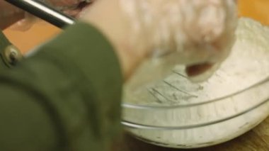 Hamur için malzemeleri karıştır.