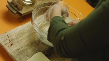 Hamur için malzemeleri karıştır.