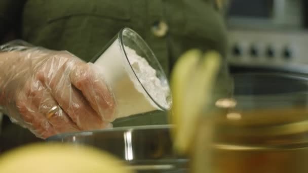 Я кладу чашку борошна на тісто інгредієнти — стокове відео