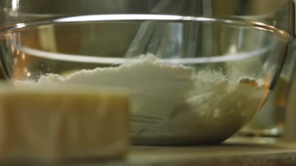 Mescolare gli ingredienti per l'impasto — Video Stock