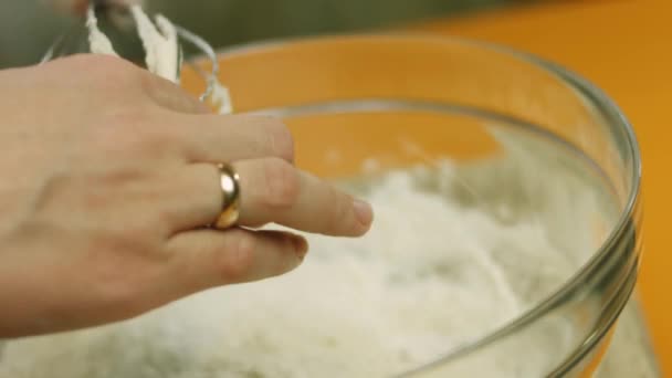 搅拌面团的配料 — 图库视频影像