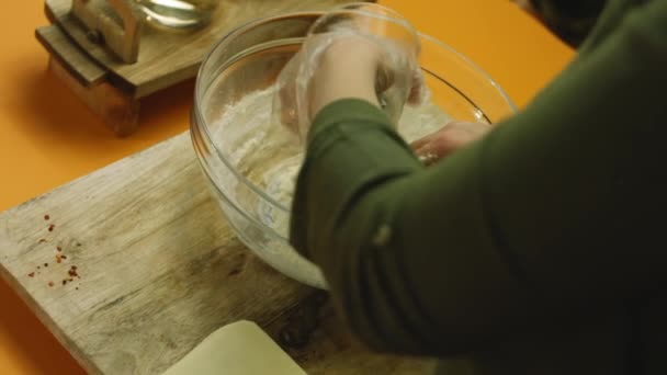 Mélanger les ingrédients de la pâte — Video