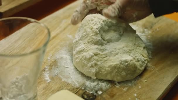 Knead adonan dengan tangan. Video 4k — Stok Video