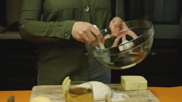 用油擦拭透明的碗 — 图库视频影像