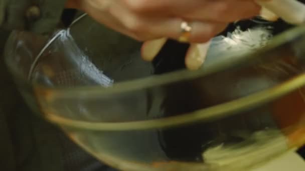 Smörj den genomskinliga skålen med olja — Stockvideo