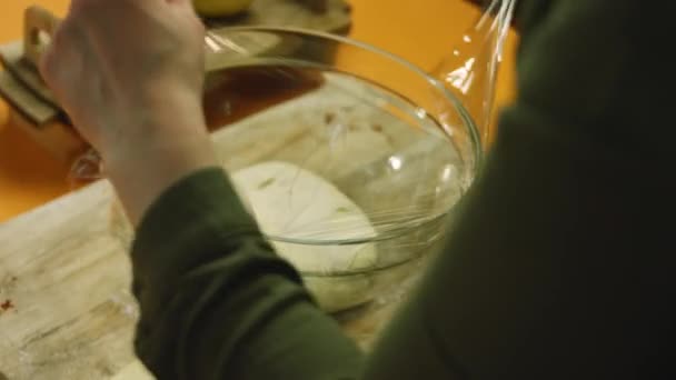 J'ai mis le film alimentaire dans le bol à pâte. — Video