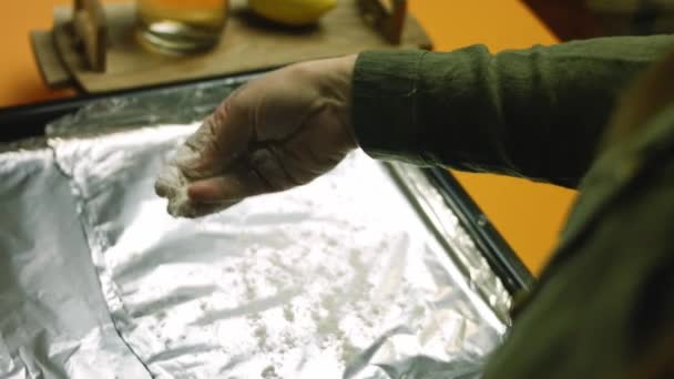 Presione la harina en la bandeja para hornear con papel de aluminio — Vídeos de Stock