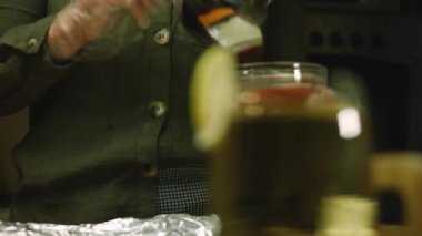 New York pizzasına domates ezmesi koydum.