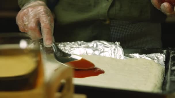 Puse pasta de tomate en la pizza de Nueva York — Vídeos de Stock