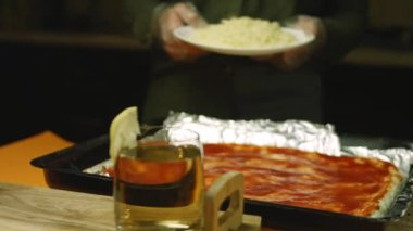 New York pizzasına mozzarella koydum.