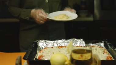 New York pizzasına mozzarella koydum.