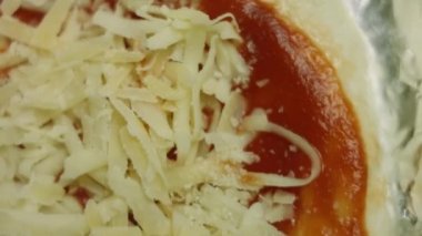 New York pizzasına mozzarella koydum.