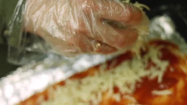 Puse mozzarella en la pizza de Nueva York — Vídeos de Stock