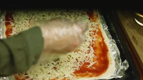 Jag la mozzarella på New York pizza. — Stockvideo