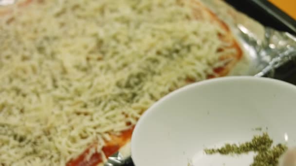 Albahaca seca prensada en pizza de Nueva York — Vídeos de Stock