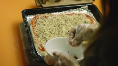 New York pizzasına biber taneleri koydum.