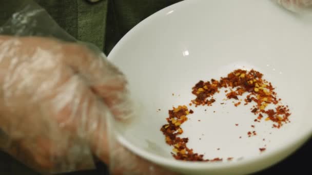 Dal jsem chilli vločky na newyorskou pizzu — Stock video