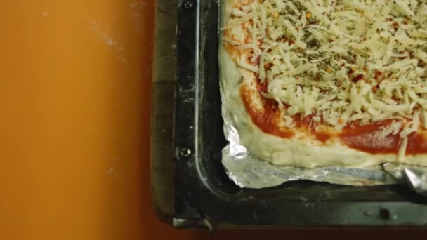 Göra pizza i New York-stil hemma — Stockvideo