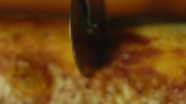 Pizza bıçağıyla New York pizzasını kes, makro