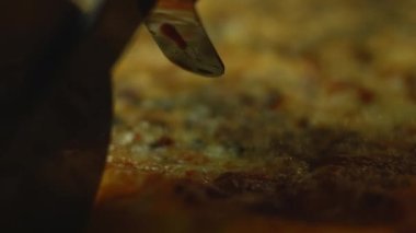 Pizza bıçağıyla New York pizzasını kes, makro