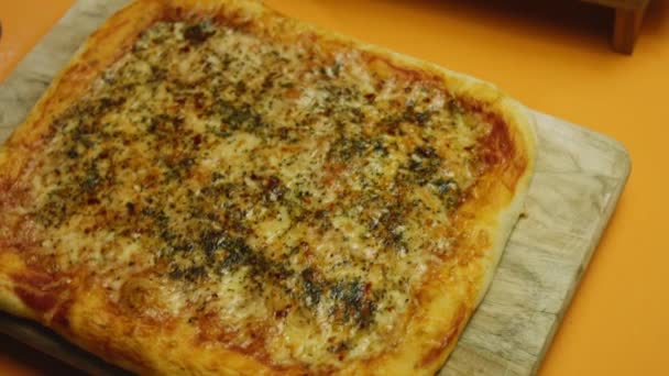 Hacer pizza de estilo neoyorquino en casa — Vídeos de Stock