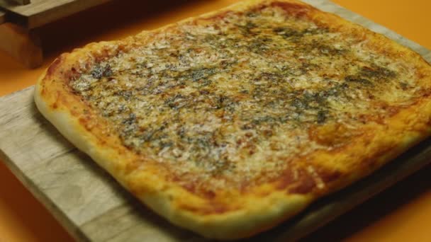 Hacer pizza de estilo neoyorquino en casa — Vídeos de Stock