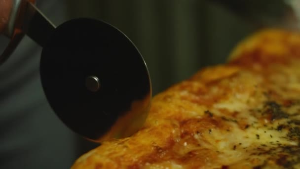 Cortar pizza de Nueva York con cuchillo de pizza, macro — Vídeos de Stock