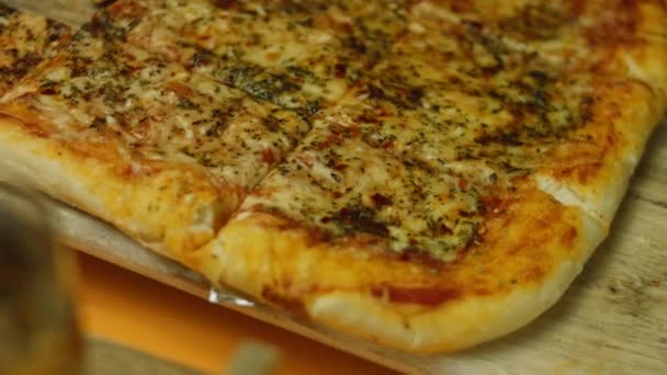 Dělat doma pizzu ve stylu New Yorku — Stock video