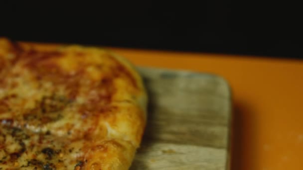 Φτιάχνοντας πίτσα σε στυλ Νέας Υόρκης στο σπίτι — Αρχείο Βίντεο