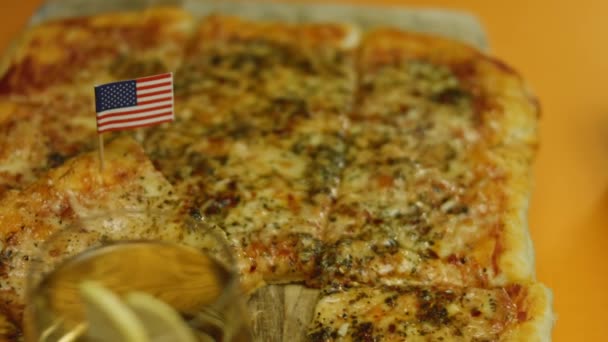 Pizza nach New Yorker Art zu Hause zubereiten — Stockvideo