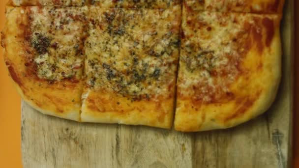 Evde New York usulü pizza yapmak — Stok video